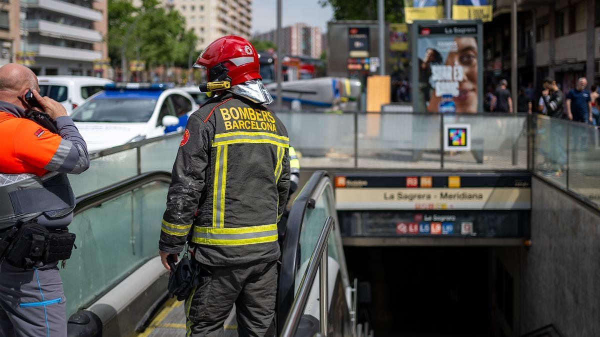 Un bombero en la estación de Renfe y Metro 'La Sagrera'.