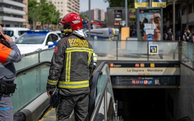 Un bombero en la estación de Renfe y Metro 'La Sagrera'.