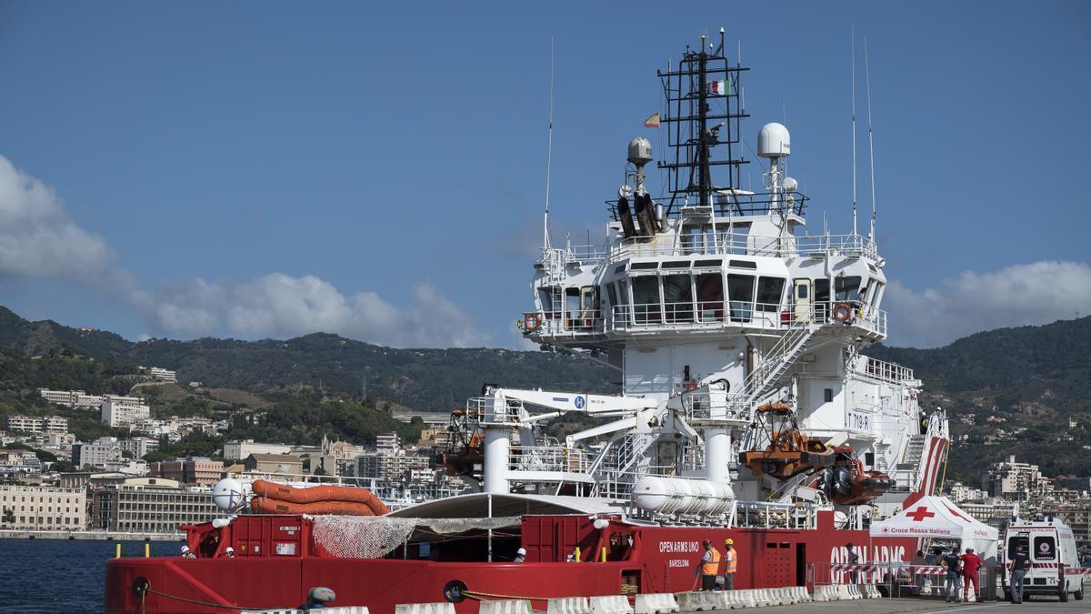 El barco de la ONG Open Arms permanecía atracado en un puerto de Chipre esperando el momento adecuado para partir con la ayudahumanitaria.