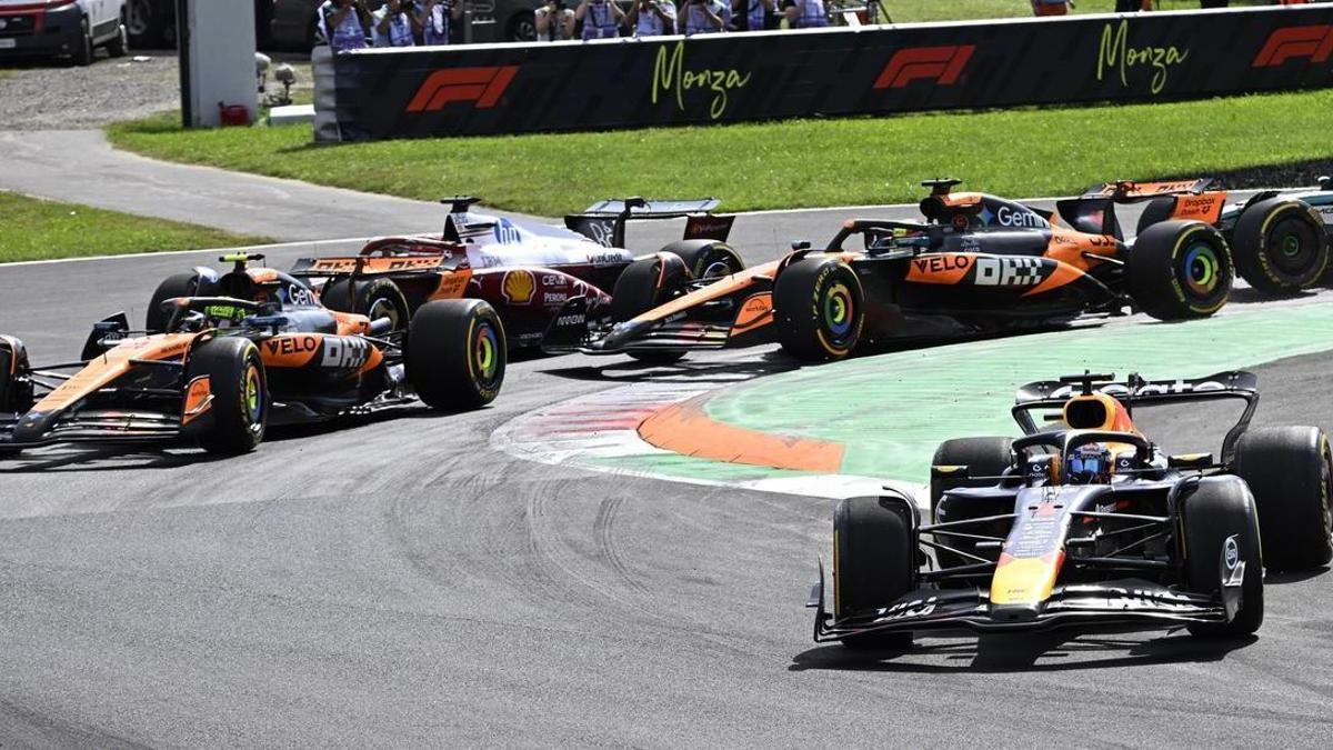Max Verstappen (d) lidera al inicio de la carrera en Monza.