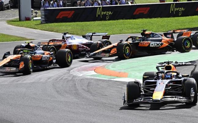 Max Verstappen (d) lidera al inicio de la carrera en Monza.