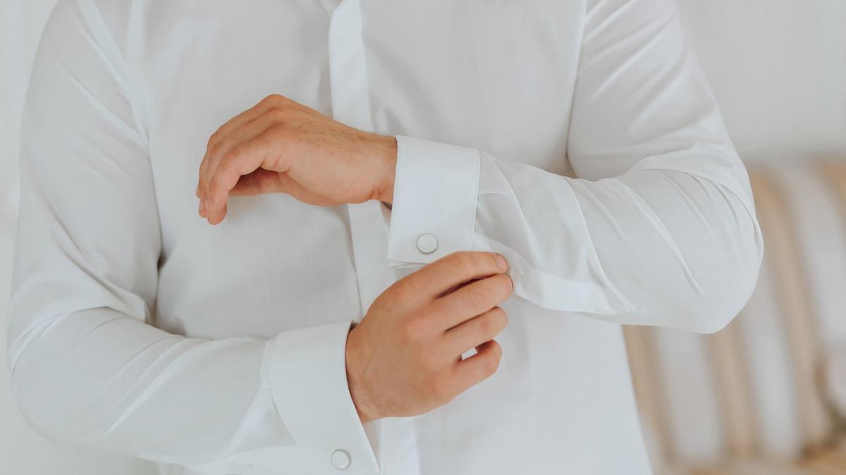 Esto es lo significa remangarse la camisa