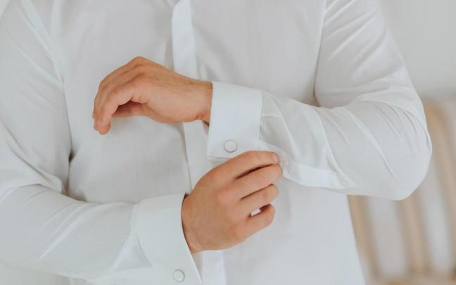 Esto es lo significa remangarse la camisa