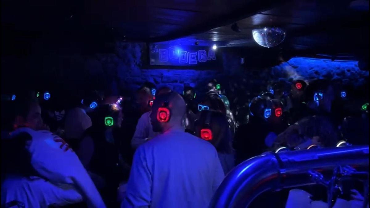 El bar La Bodega, de Hernani, lleno de clientes con los auriculares.