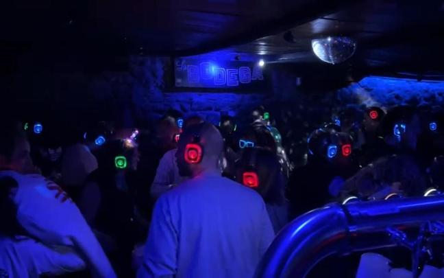 El bar La Bodega, de Hernani, lleno de clientes con los auriculares. El bar La Bodega, de Hernani, lleno de clientes con los auriculares.
