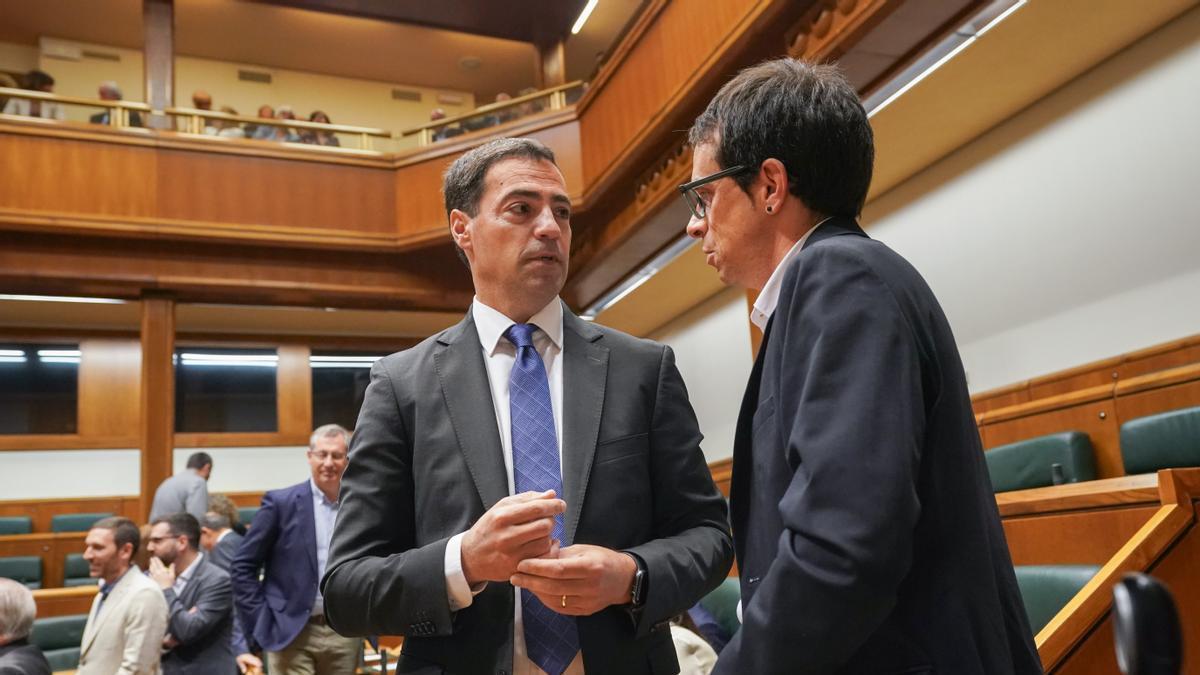 El candidato del PNV a lehendakari, Imanol Pradales, y el de EH Bildu, Pello Otxandiano, durante la sesión constitutiva del Parlamento Vasco en mayo.