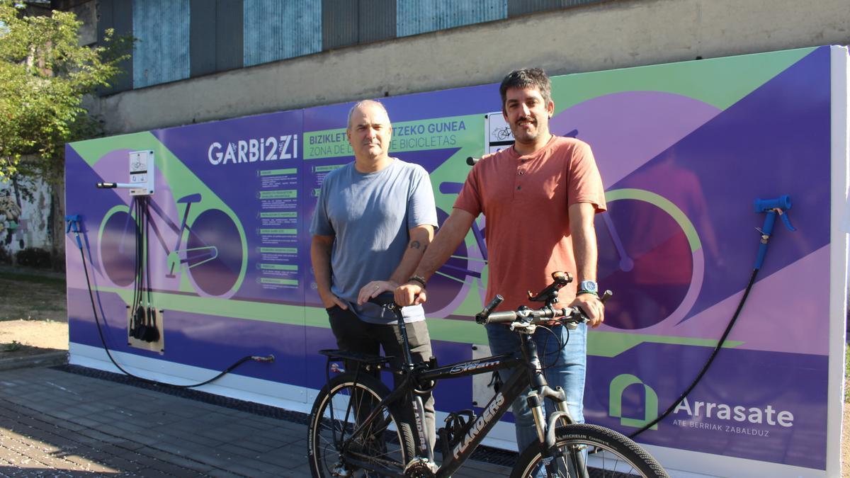 Los ediles Kepa Urteaga y Mikel San Miguel en la presentación de los nuevos puntos de limpieza de bicicletas.