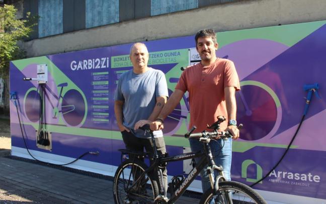 Los ediles Kepa Urteaga y Mikel San Miguel en la presentación de los nuevos puntos de limpieza de bicicletas.