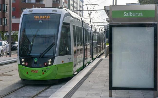 Un tranvía de la línea Ibaiondo - Salburua