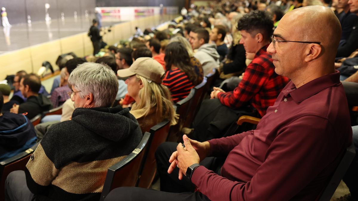 Benny Bueno, intendente de Dania Jai Alai, observa un partido en el Jai Alai de Gernika.