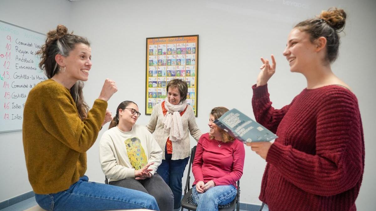Un momento de la entrevista realizada días después del apagón en la sede que la asociación tiene en Gasteiz.
