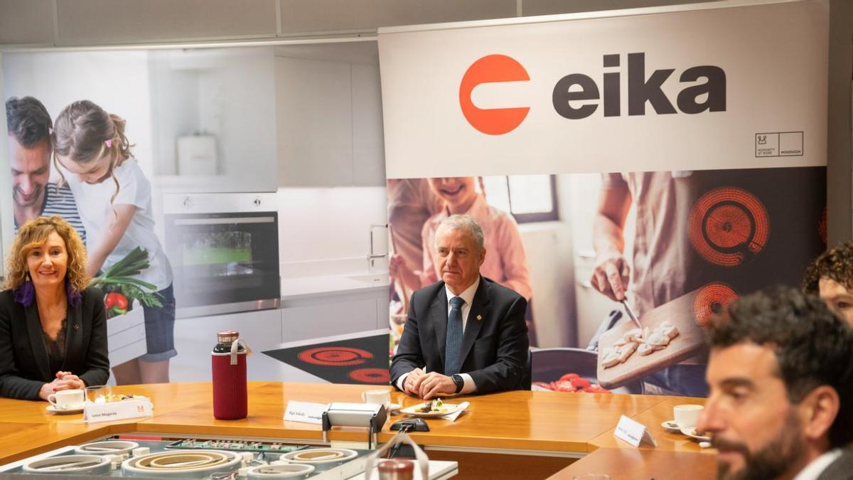 Iñigo Urkullu ha visitado la cooperativa EIKA, creada hace 50 años para ofrecer trabajo a las mujeres de la comarca de Lea-Artibai.