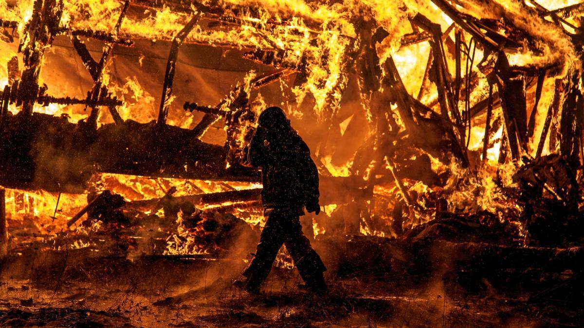 Bombero en un incendio.