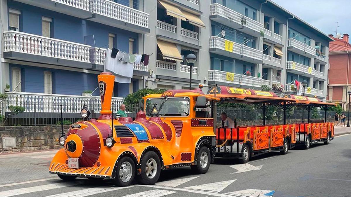 Tren txu-txu recorriendo las calles de Orio el año pasado.