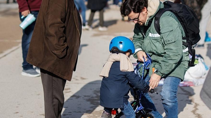 Un niño pequeño en un parque.