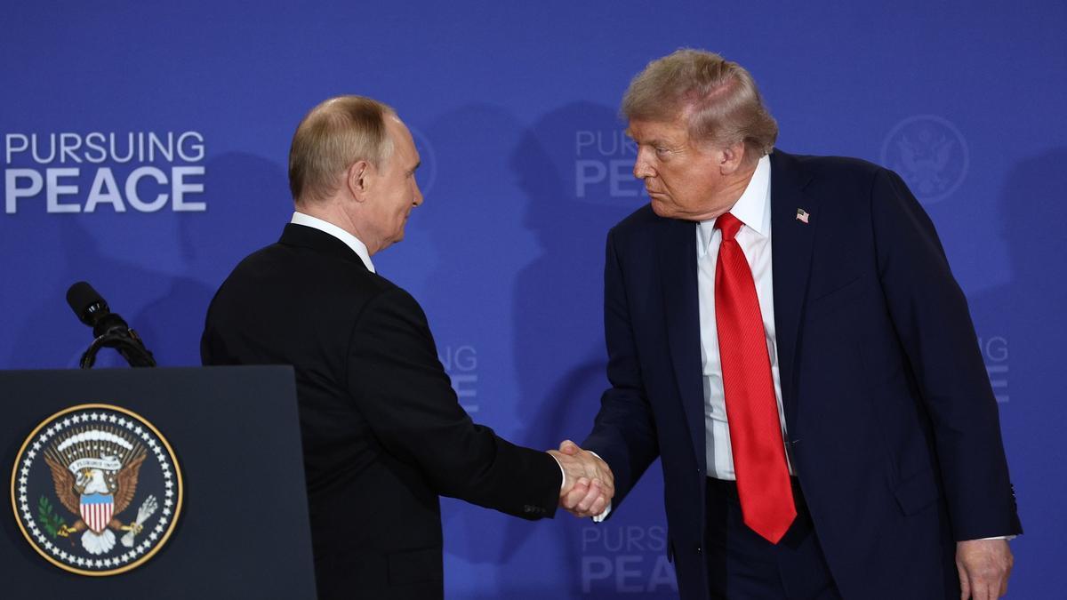 Trump saluda a Putin, en una imagen de archivo.