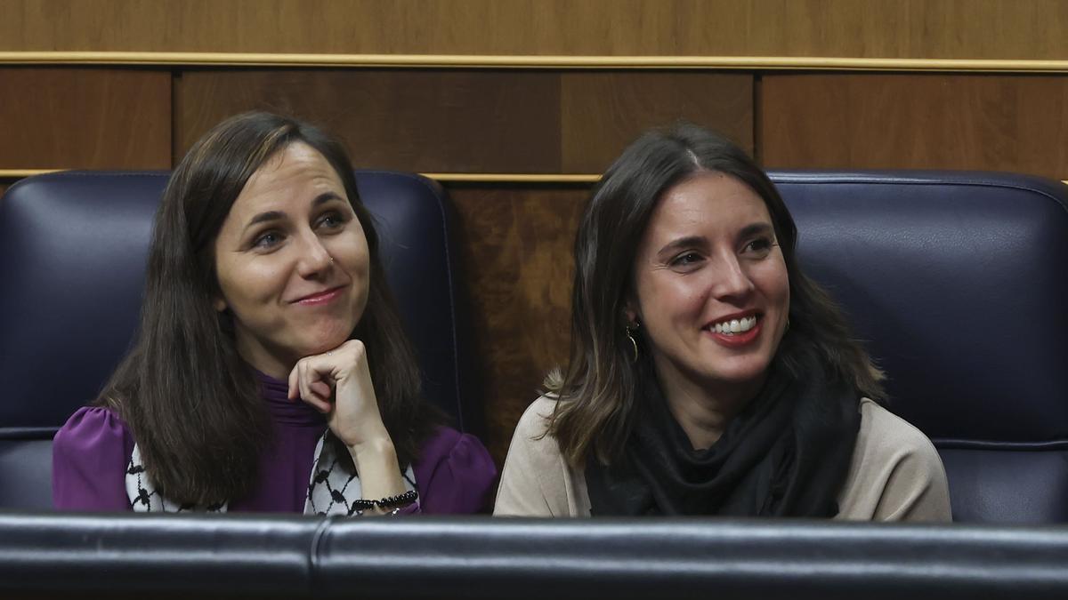 Ione Belarra e Irene Montero en el debate de investidura de Pedro Sánchez.