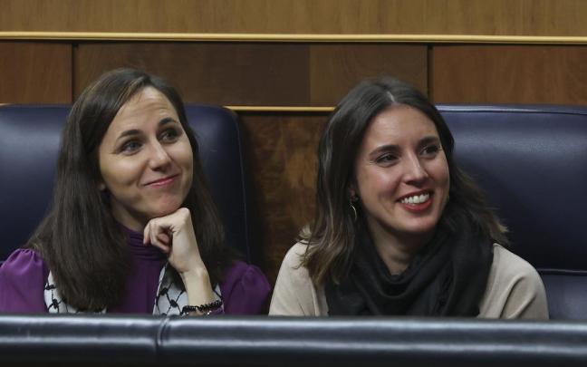 Ione Belarra e Irene Montero en el debate de investidura de Pedro Sánchez.