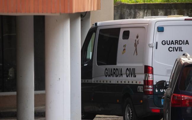 Vista del furgón donde han sido trasladados los dos detenidos de la RFEF a su llegada al Juzgado de Primera Instancia e Instrucción Número 4 de Majadahonda.