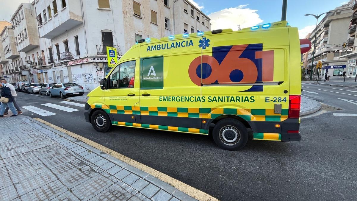 Una ambulancia del 061 de emergencias sanitarias en Málaga.