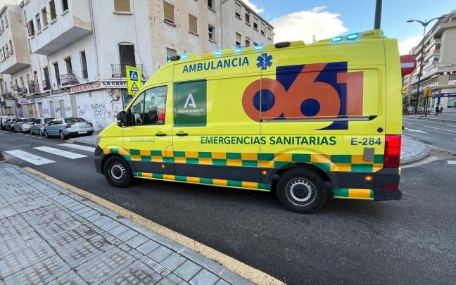 Una ambulancia del 061 de emergencias sanitarias en Málaga.