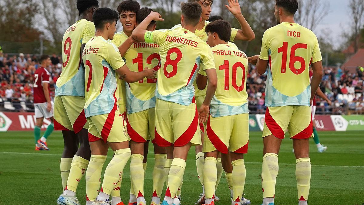 Turrientes, capitan de la selección española sub-21, felicita a Robert Navarro por su gol ante Hungría