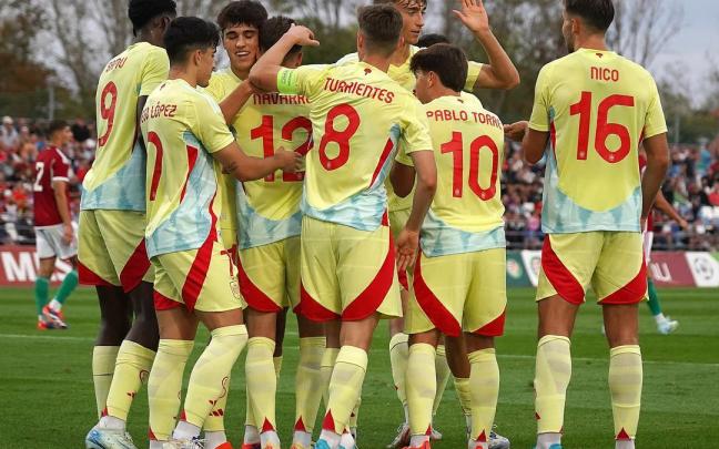 Turrientes, capitan de la selección española sub-21, felicita a Robert Navarro por su gol ante Hungría