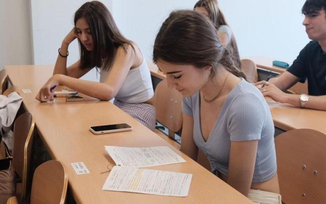 Estudiantes haciendo la prueba de Selectividad. Estudiantes haciendo la prueba de Selectividad.