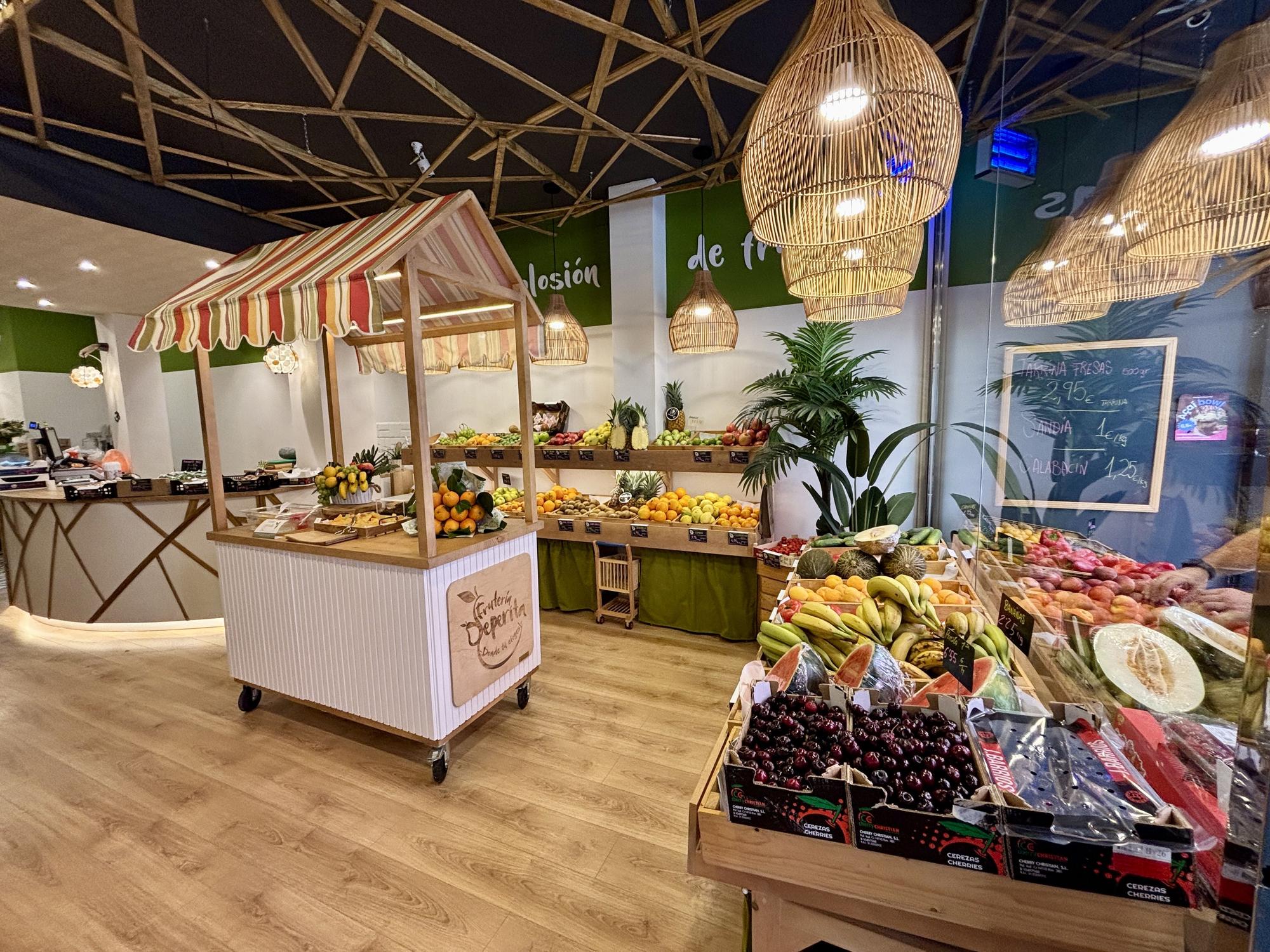 En el local se puede encontrar una gran variedad de fruta y otros productos.