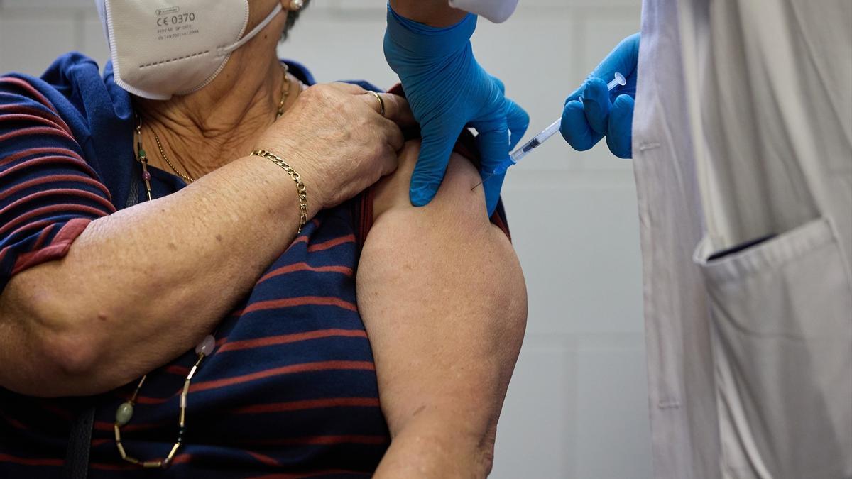 Una mujer recibe la vacuna contra el coronavirus.