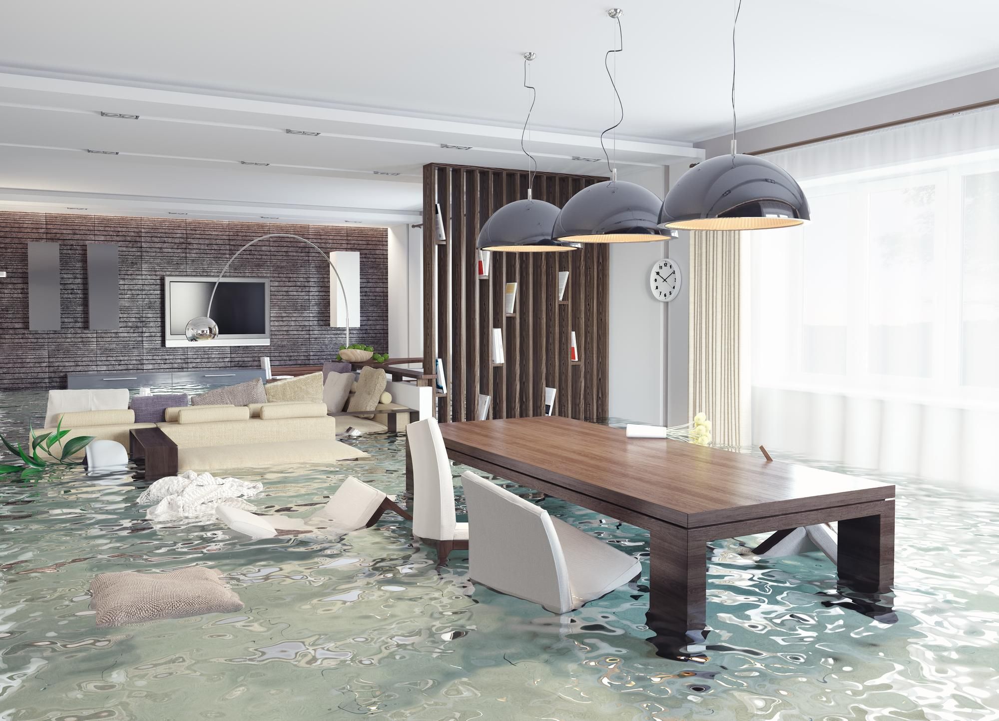 Muebles flotan en un salón completamente inundado.