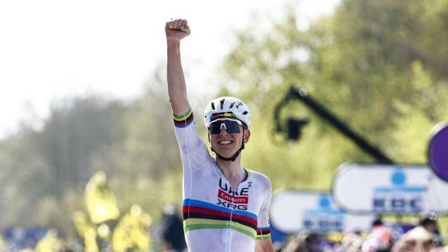Pogacar celebra su tercer Tour de Flandes tras otra exhibición.