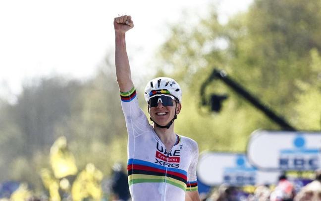 Pogacar celebra su tercer Tour de Flandes tras otra exhibición.