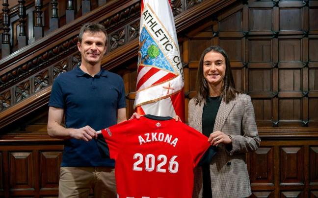 El presidente del Athletic, Jon Uriarte, y Ane Azkona escenifican el acuerdo de la renovación de contrato. El presidente del Athletic, Jon Uriarte, y Ane Azkona escenifican el acuerdo de la renovación de contrato.