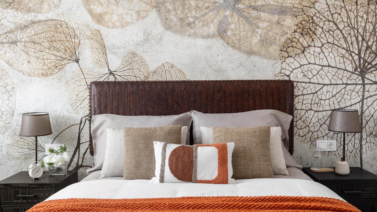 El dormitorio, con un papel pintado en la pared principal que le aporta calidez.