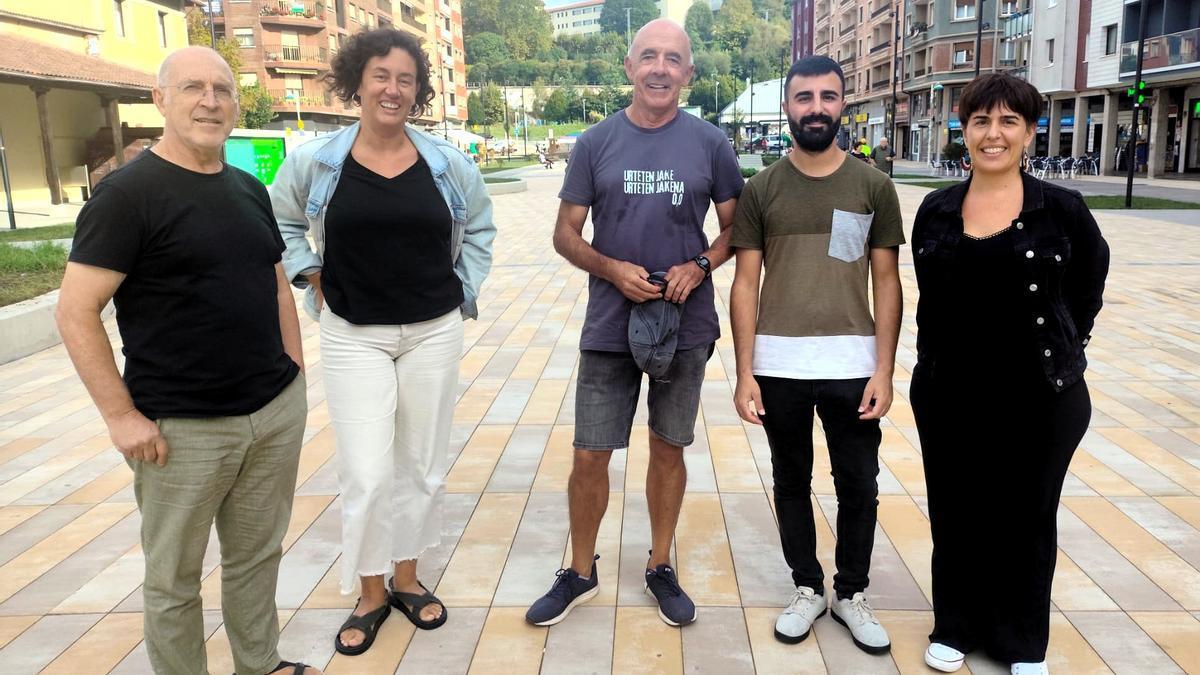 El concejal Pazos, junto a varios impulsores de la comunidad.