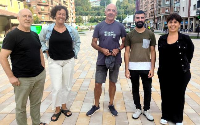 El concejal Pazos, junto a varios impulsores de la comunidad.