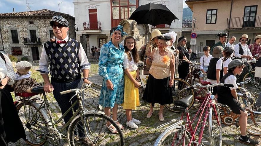 Estampa que dejó el paseo turístico retrobike por el casco histórico de Artziniega una pasada edición de La Karpy