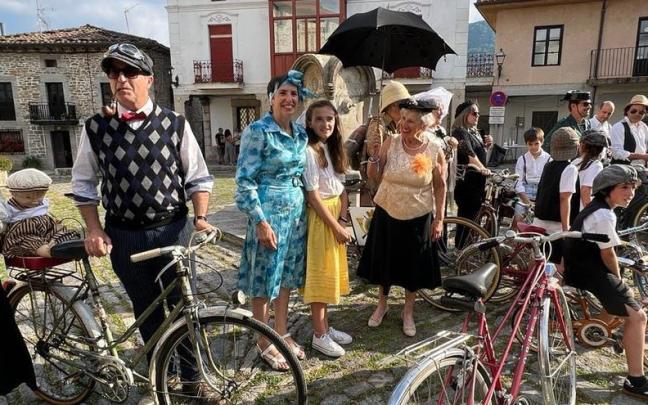Estampa que dejó el paseo turístico retrobike por el casco histórico de Artziniega una pasada edición de La Karpy