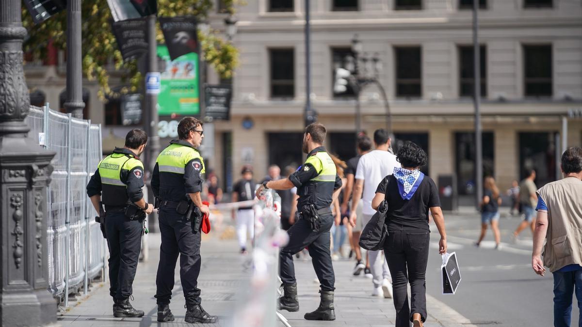 Varios agentes en el exterior del Teatro Arriaga