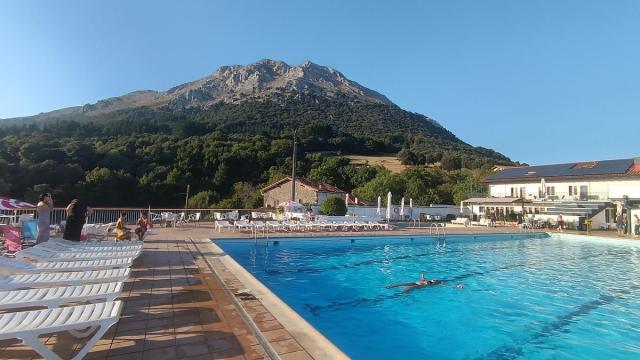 Con Udalatx (en la imagen) y Anboto como telón de fondo, las piscinas de Uxarte ofrecen un refrescante respiro en plena naturaleza.