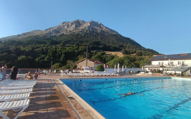 Con Udalatx (en la imagen) y Anboto como telón de fondo, las piscinas de Uxarte ofrecen un refrescante respiro en plena naturaleza.