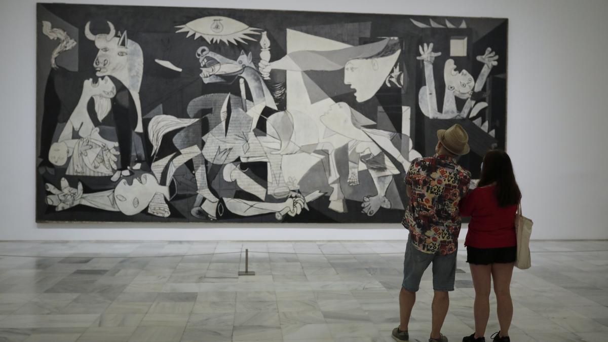 Visitantes en la sala 30 del Museo Reina Sofía, donde se encuentra el Guernica de Picasso.