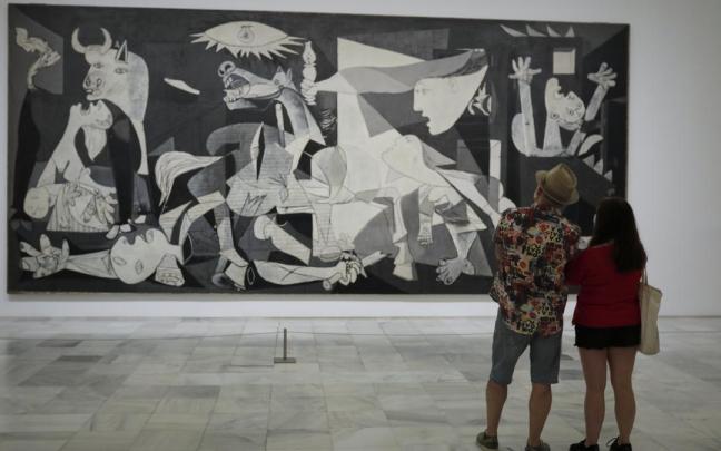 Visitantes en la sala 30 del Museo Reina Sofía, donde se encuentra el Guernica de Picasso.