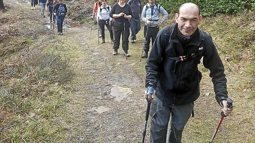 Varios montañeros, en la subida a Lakiola. | FOTO: INMA HERNÁNDEZ