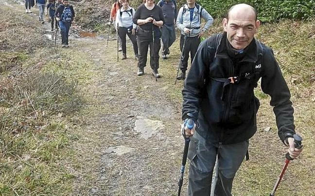 Varios montañeros, en la subida a Lakiola. | FOTO: INMA HERNÁNDEZ