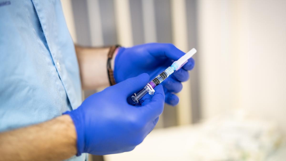 Un enfermero con la vacuna de la gripe