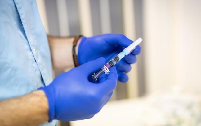 Un enfermero con la vacuna de la gripe