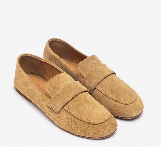 Mocasín plano de diseño clásico.