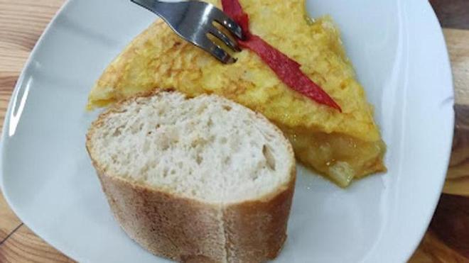 Las tortillas de patata también tiene mucho éxito entre los clientes del Txioka